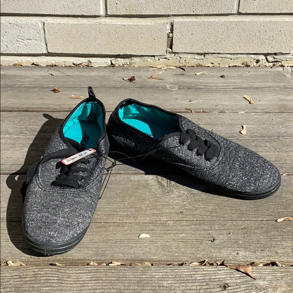 Women’s canvas shoes with laces